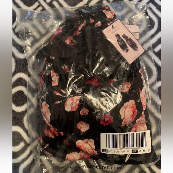 VICTORIA'S SECRET Signature Satin Slippers Medium 7/8 - Picture 3 of 5
